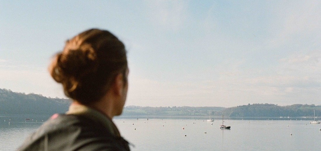 Un homme avec un regard lointain vers l'horizon